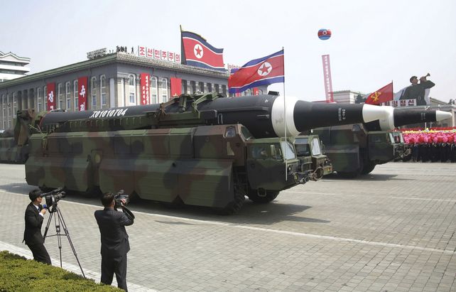 Gran parada militar. Un tipo de misil balístico intercontinental nunca antes mostrado en público recorrió ayer las calles de Pyongyang.