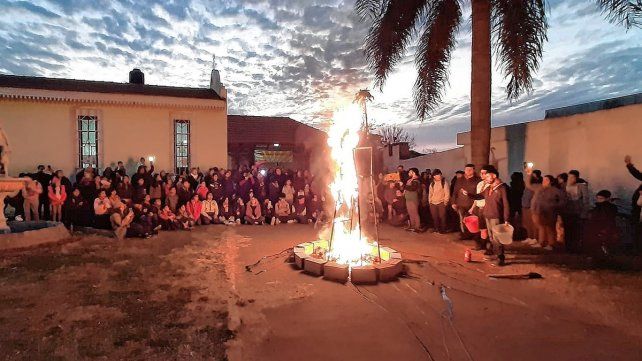 Paraná: tradicional quema del muñeco en la parroquia San Juan Bautista