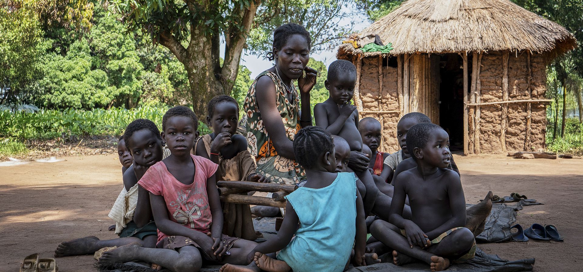 Vobia Kawaja, de 34 años y madre de cinco hijos, se sienta afuera de su casa con sus hijos y los hijos de sus vecinos en Kotobi, condado de Mundri West, Sudán del Sur, el 26 de junio de 2025. (Foto AP/Florence Miettaux) Vobia Kawaja, de 34 años y madre de cinco hijos, se sienta afuera de su casa con sus hijos y los hijos de sus vecinos en Kotobi, condado de Mundri West, Sudán del Sur, el 26 de junio de 2025. (Foto AP/Florence Miettaux)