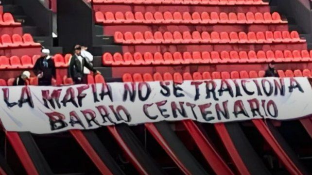 Tensión en Colón: pintadas, banderas y posibles sanciones en la previa de un partido clave