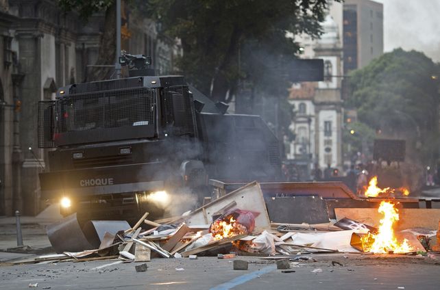 Incendiaron cinco autobuses en Río de Janeiro durante la jornada de huelga contra Temer