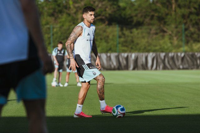 Cuti Romero evolucionó de una distensión de ligamentos de rodilla y entrenó con normalidad. Igual no jugará ante Honduras.