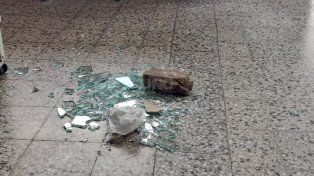 Para entrar los que robaron en el club El Clásico, rompieron el vidrio con una gran piedra