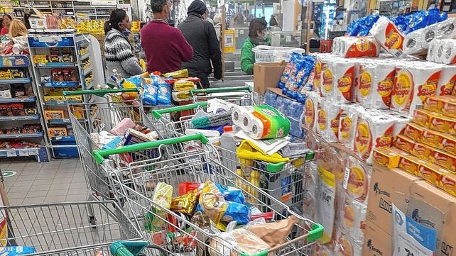 Los empleados del supermercado Vea están en alerta y acampan fuera del edificio