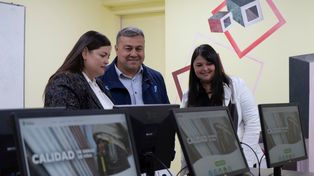 Clases. El jefe comunal Antonio Fiorenza junto a los jóvenes timbuenses.