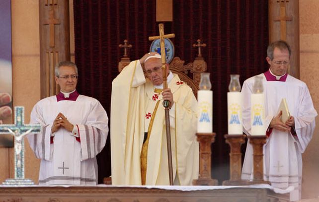 El Papa Francisco dio una misa en el Estadio Nacional de Amman ante una multitud. (Foto: Reuters)