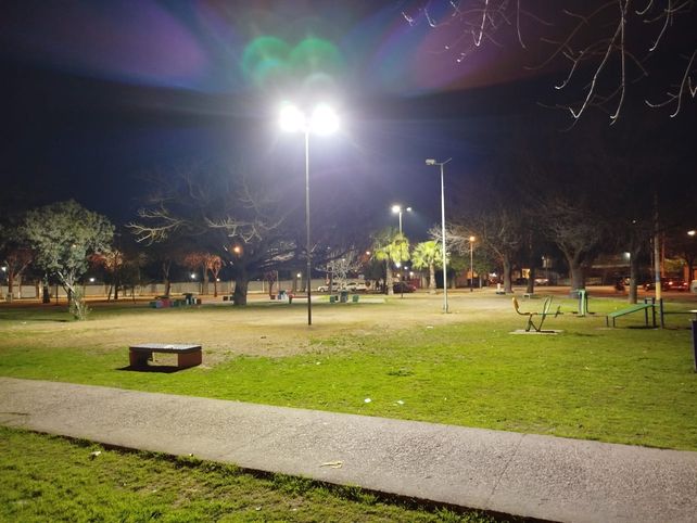 Instalan más luminarias LED en una plaza de Granadero Baigorria ante reclamos por seguridad