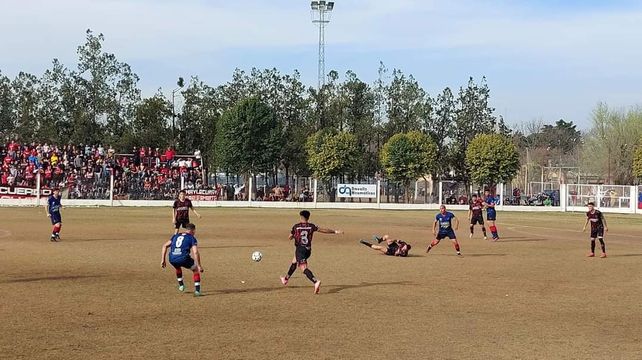 Lejos de los arcos. La pelota casi no conoció las áreas.