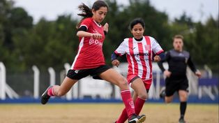 Candelaria Cabrera juega de volante por derecha para Huracán de Chabás. Es zapatuda: le abrió el camino a varias nenas futboleras en Santa Fe.