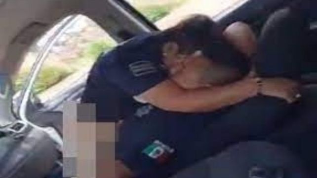Dos policías fueron filmados manteniendo relaciones sexuales en un patrullero