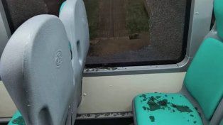 Ocurrió en calle Salellas de Paraná, cuando la unidad de la Línea F-1 se dirigía a cabecera. El colectivo de San José sufrió la rotura de una ventanilla&nbsp;