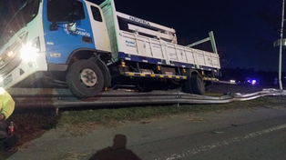 Impactante choque en Circunvalación: un camión  quedó sobre el guardarrail