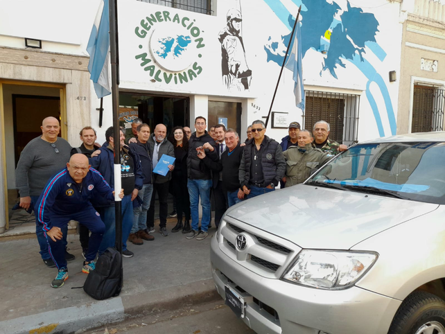 Los héroes de Malvinas con los funcionarios que entregaron la camioneta en la puerta del Centro de Ex Combatientes de Rosario (Ayacucho 1400).