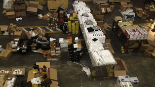 La Afip incautó 1.700 kilos de iPhone y PlayStation que ingresaban por Ezeiza