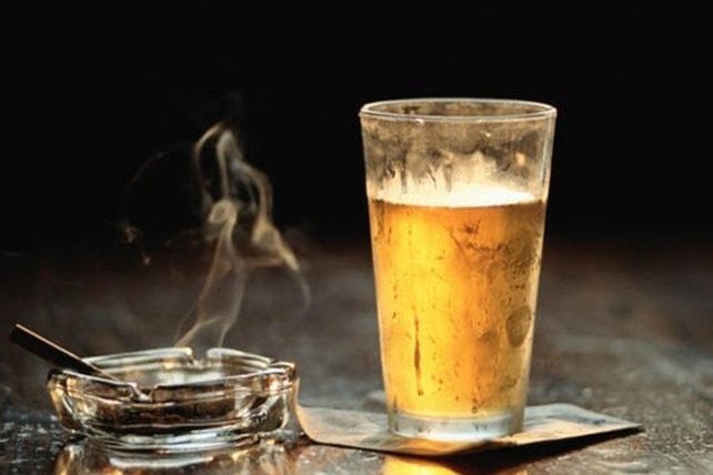 ¿Fumar mientras bebes alcohol aumenta la resaca?