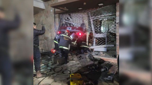 Un Ranault Clio se increstó contra una farmacia y quedó dentro del local con las cuatro ruedas hacia arriba. Ocurrió esta madrugada en Paraná