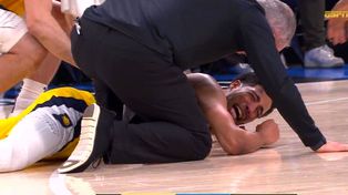 Tyrese Haliburton intentó salir jugando cuando sufrió un tirón en la pierna que lo dejó tirado en el piso.