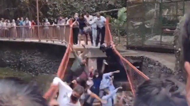 Se desplomó un puente colgante en un acto de inauguración: 25 personas heridas