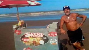 Nuevo trabajo. El Mono de Kapanga posa junto a su carro con el que recorre la costa balnearia.&nbsp;