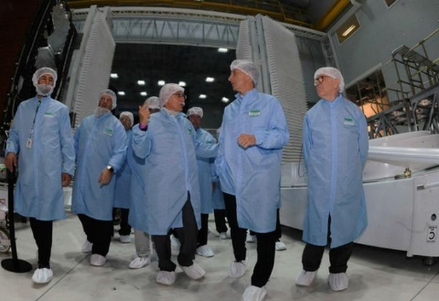 macri en el invap. Investigadores denuncian un intento de privatizarlo.