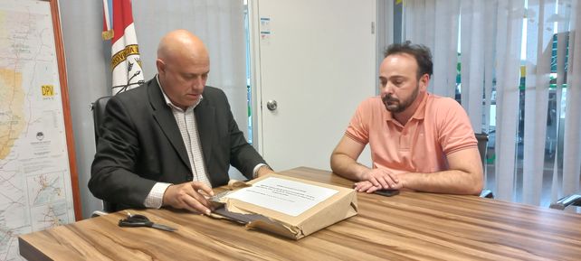 Las autoridades provinciales durante el acto de apertura de sobres para la adquisición de materiales e insumos para construir el nuevo parque fotovoltaico.