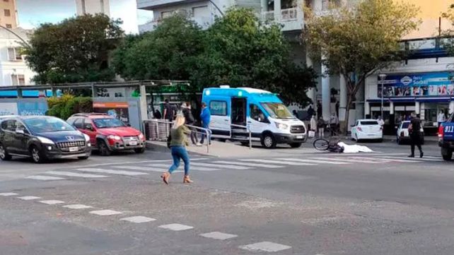 Una ciclista de 58 años murió en avenida Alberdi tras ser atropellada por un colectivo