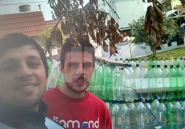 Dos santafesinos construyeron una canoa con botellas plásticas y salieron a pescar