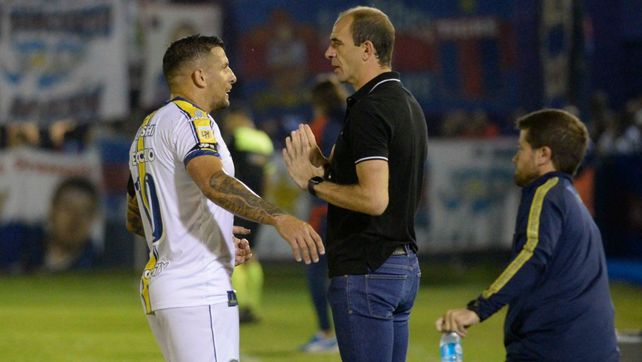 Emiliano Vecchio y Leandro Somoza conversan en un alto del partido ante Tigre.