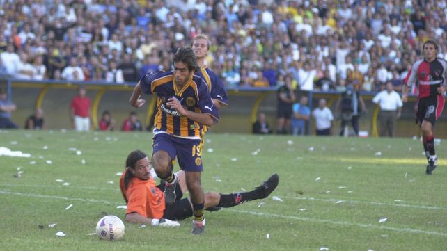 César Delgado elude al arquero de Newells y marca en el clásico