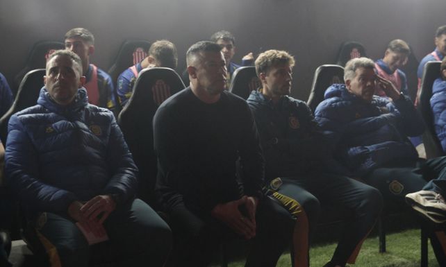 Almirón, con gesto adusto, en la previa del partido ante Barracas Central, cuando no había luz.