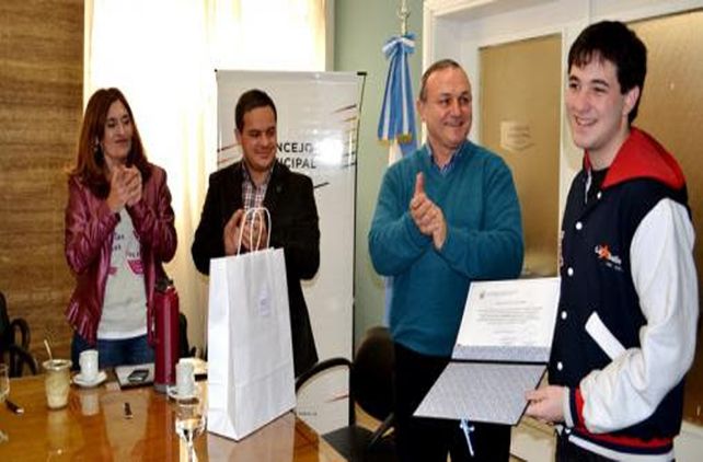 Los ediles. Destacaron el esfuerzo del adolescente y los buenos resultados que le permitieron llegar a Sudáfrica.