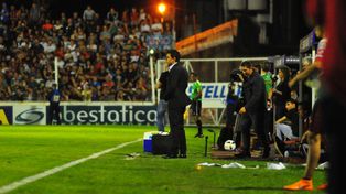 El técnico de River en la cancha de Patronato. Foto UNO Juan Manuel Hernández.&nbsp;