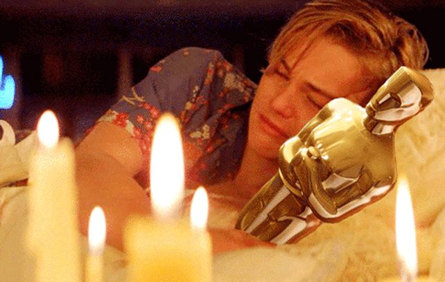 DiCaprio llora abrazado a un oscar en un meme de internet.