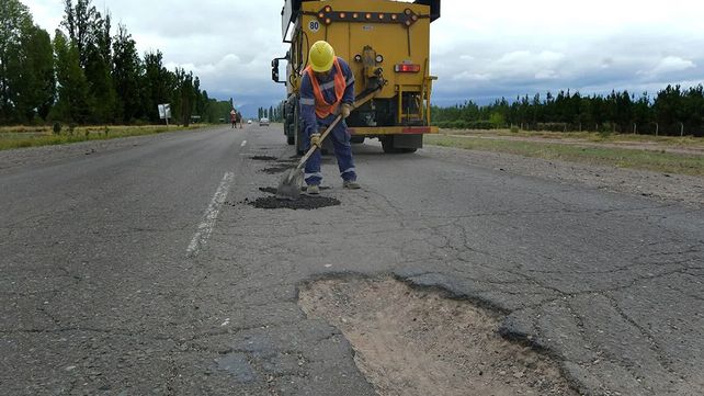 Un informe técnico de los trabajadores viales advierte que el 70% de las rutas nacionales está deteriorada por la parálisis de la obra pública. El detalle