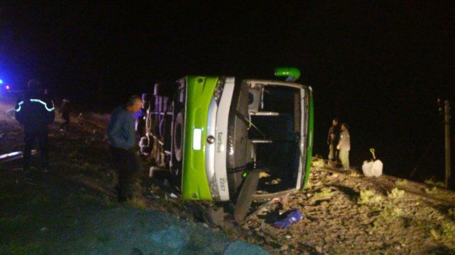 Al menos 19 muertos al volcar un micro en Mendoza cuando viajaba hacia Chile