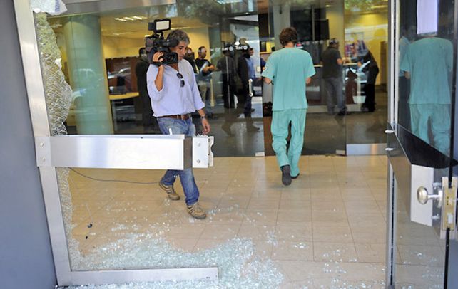 Entran como clientes y roban más de un millón de pesos en un banco