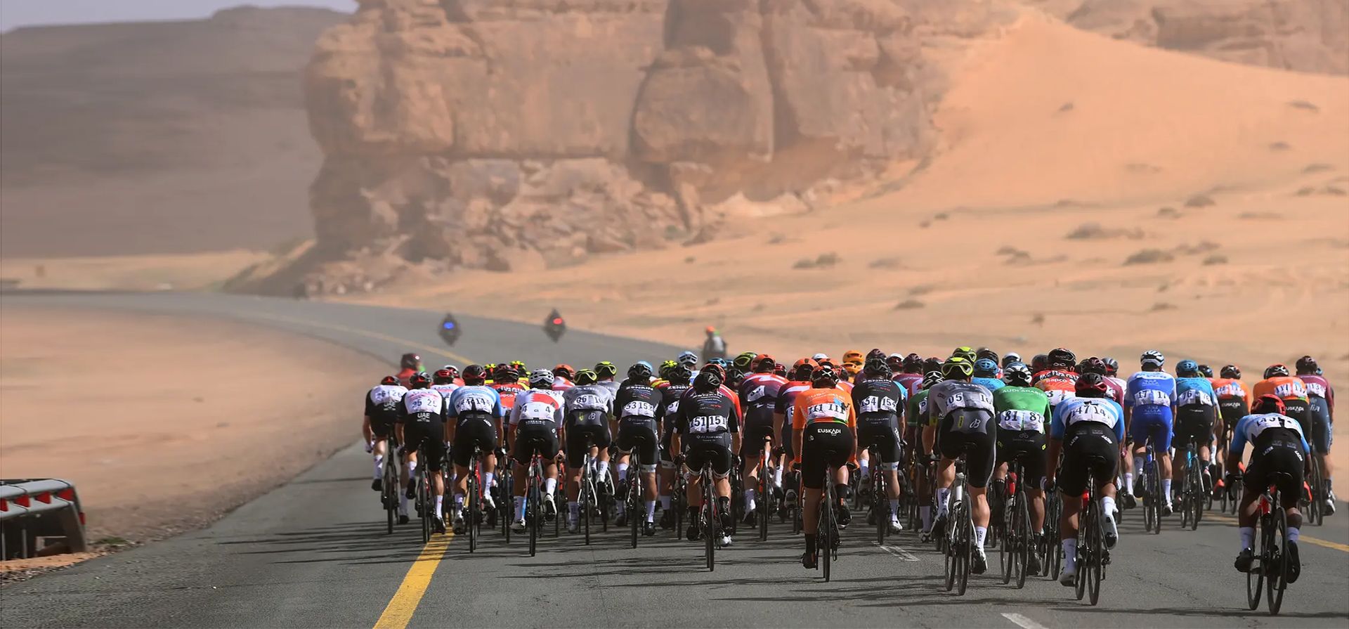 El pelotón durante la etapa 2 del Saudi Tour 2023, Shalal Sijlyat Rocks, Arabia Saudí. Fotografía: Alex Broadway/Getty Images