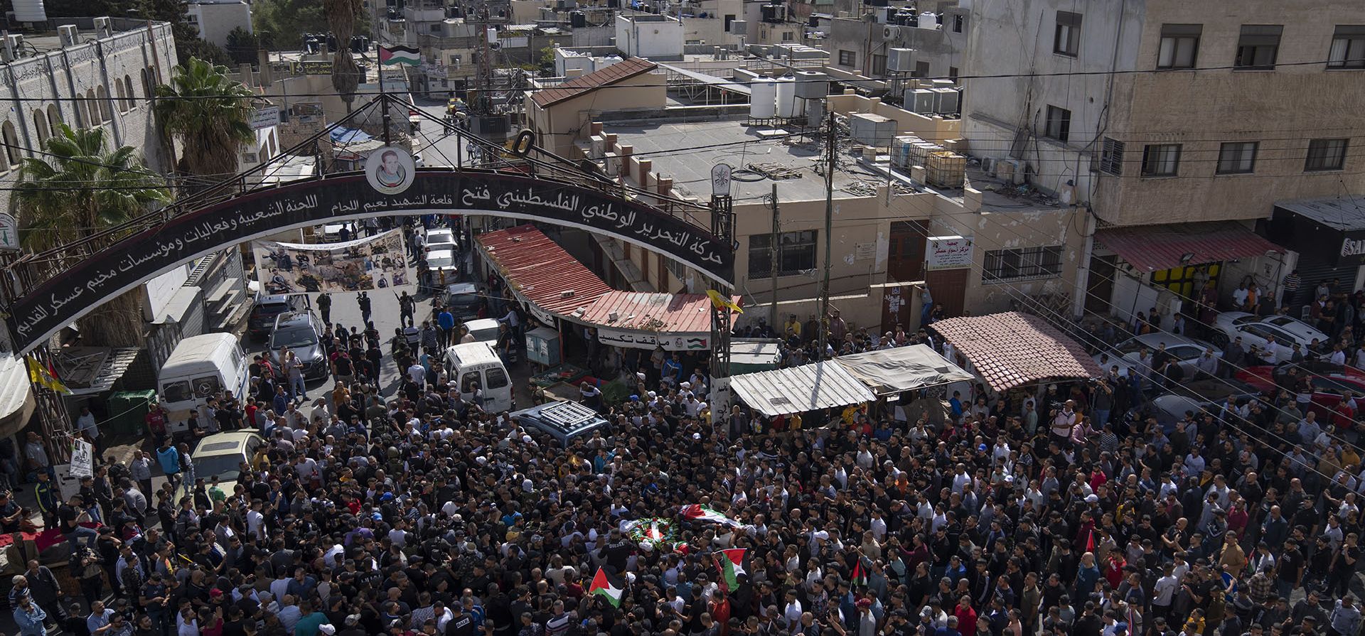 Manifestantes llevan los cuerpos de Emad Abu Rasheed, de 57 años, a la izquierda, y Ramzi Zabarah, de 35, durante su funeral en el campo de refugiados de Askar, en Cisjordania, cerca de Naplusa, el viernes 28 de octubre de 2022. Zabarah y Abu Rasheed fueron asesinados y un tercer Palestino resultó herido por disparos del ejército israelí en Cisjordania ocupada la madrugada del viernes.