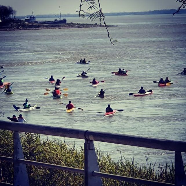 En el río con un abrazo al Curupí  y en la costa, reclamaron este domingo por los incendios