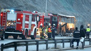 El ómnibus chocó contra un guardrail de una autopista y se prendió fuego.&nbsp;