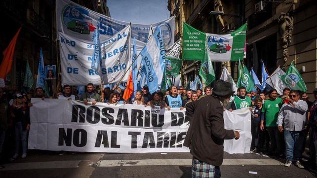 Masiva manifestación contra el gobierno nacional frente a la sede de la Bolsa de Comercio