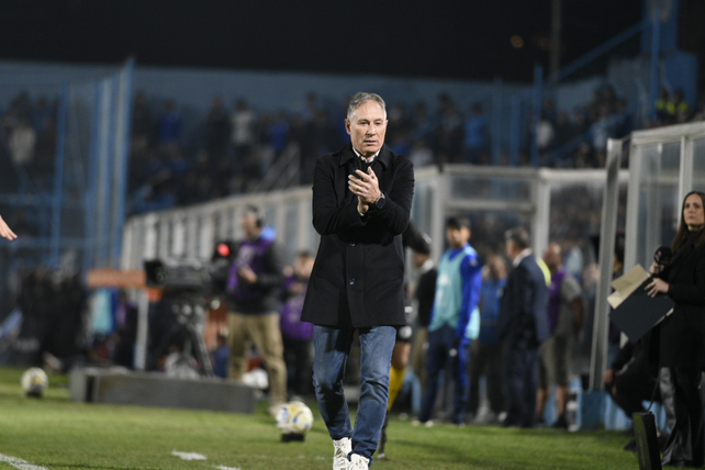 El profesor Holan concentró a 24 futblistas en Central. Uno de ellos quedará fuera del banco.