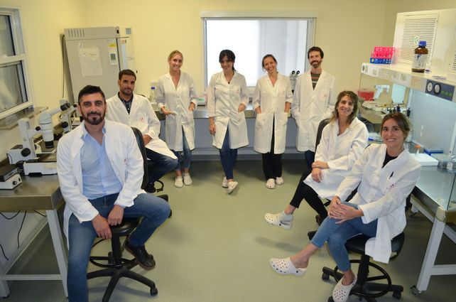 El biotecnólogo Gabriel Vichera (primero desde la izq.) con su equipo de Kheiron Biotech.