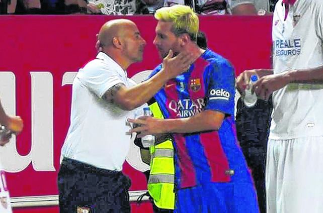 Buena onda. El DT casildense Jorge Sampaoli saluda al crack rosarino Lionel Messi durante un partido entre Sevilla y Barcelona
