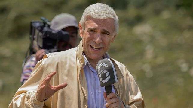 Leo Sbaraglia encarna al notero José de Zer en la película El hombre que amaba los platos voladores