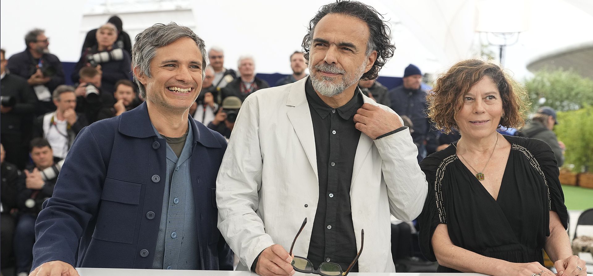 Gael García Bernal, el director Alejandro González Iñárritu y Martha Sosa Elizondo posan para los fotógrafos en la sesión fotográfica de la película Gael García Bernal, el director Alejandro González Iñárritu y Martha Sosa Elizondo posan para los fotógrafos en la sesión fotográfica de la película