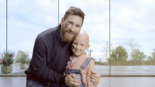 Solidario. Messi en una imagen de la campaña. El y los chicos se pintan la cara contra el cáncer infantil.&nbsp;