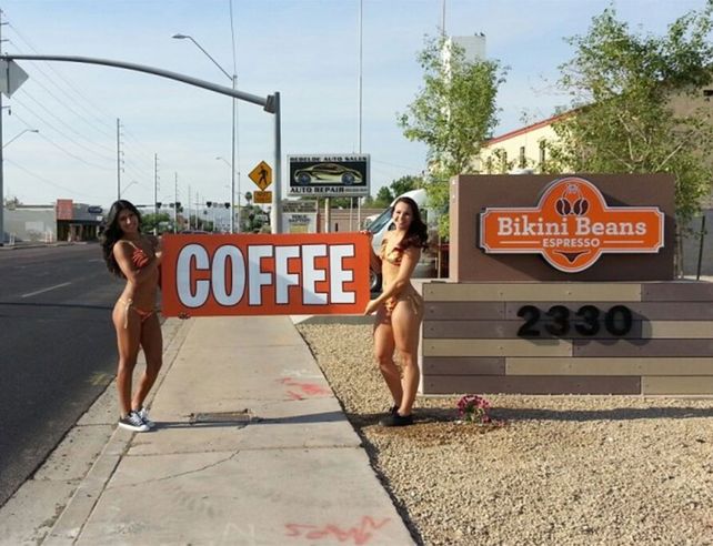 Polémica en el bar: las mozas atienden desnudas y estallan las redes