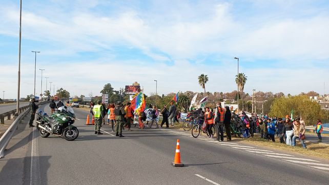 &nbsp;El puente Victoria - Rosario RN174 está momentáneamente cerrado en ambos sentidos por manifestación en contra de la quema de pastizales en zona de islas