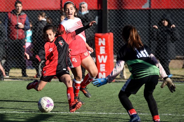 Sub 12. La jugadora de Newell’s ya demuestra que sabe perfilarse de cara al arco.